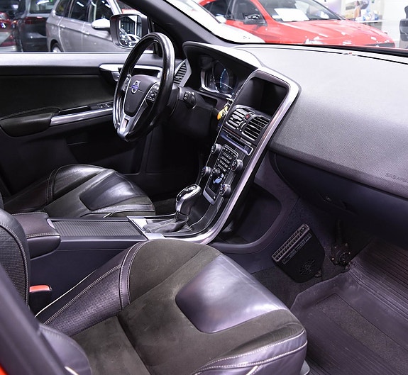 Volvo XC60 15 of 19