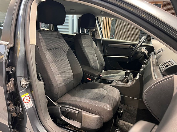 Volkswagen Passat 16 of 23
