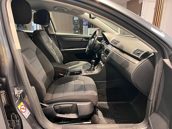 Volkswagen Passat 15 of 23