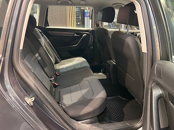 Volkswagen Passat 14 of 23