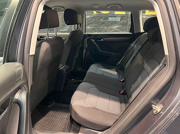 Volkswagen Passat 13 of 23