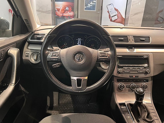 Volkswagen Passat 10 of 23