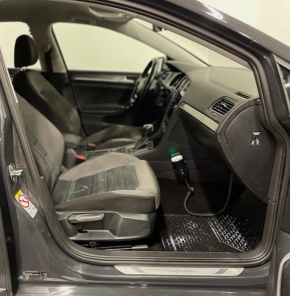 Volkswagen Golf Alltrack 10 of 14