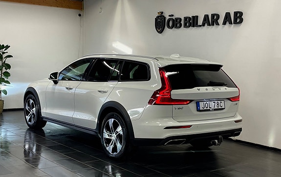 Volvo V60 Cross Country 3 of 5