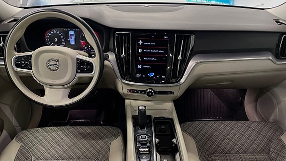 Volvo V60 Cross Country 8 of 16