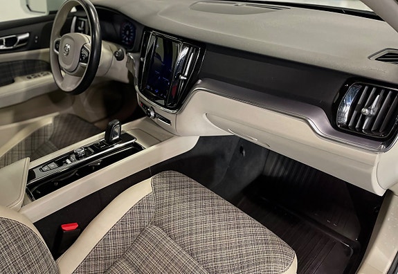 Volvo V60 Cross Country 9 of 16