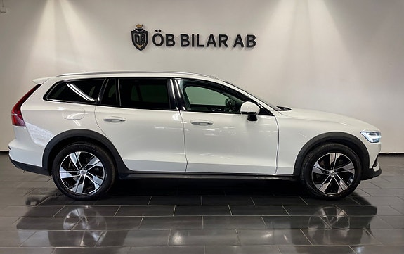 Volvo V60 Cross Country 2 of 5