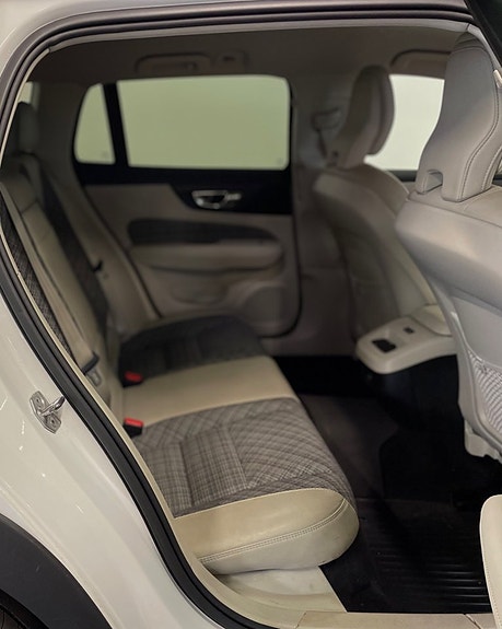 Volvo V60 Cross Country 11 of 16