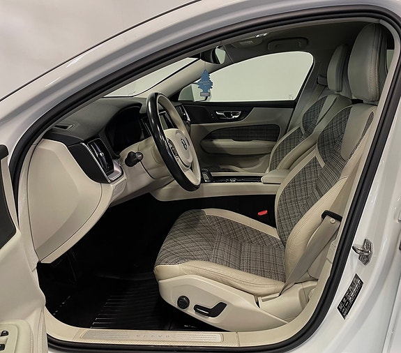 Volvo V60 Cross Country 6 of 16