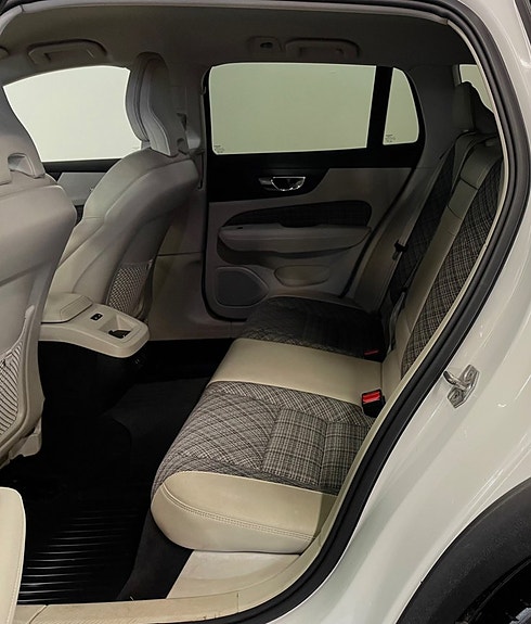 Volvo V60 Cross Country 7 of 16
