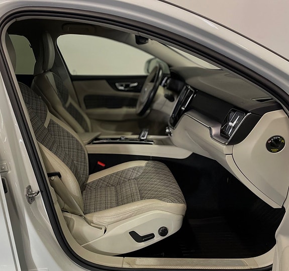 Volvo V60 Cross Country 10 of 16