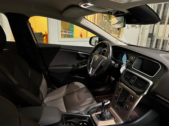 Volvo V40 Cross Country 14 of 22