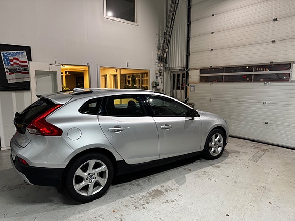 Volvo V40 Cross Country 2 of 22