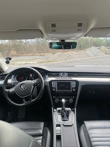Volkswagen Passat 21 of 25