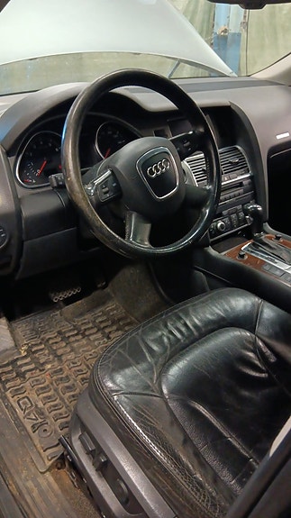 Audi Q7 2 of 3
