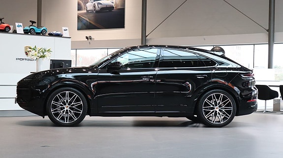 Porsche Cayenne 4 of 5