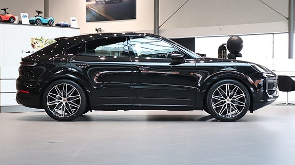 Porsche Cayenne 3 of 5