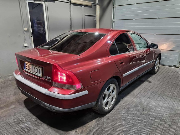 Volvo S60 4 of 5