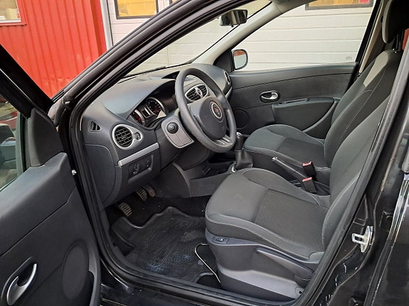 Renault Clio 10 of 13