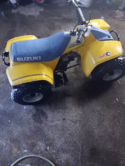 Suzuki 50CC Barnsäkringskontakt så du kan gå bakom och rycka ut via ett snöre och den stannar. Begränsning på gasen i steglös. 2 of 2