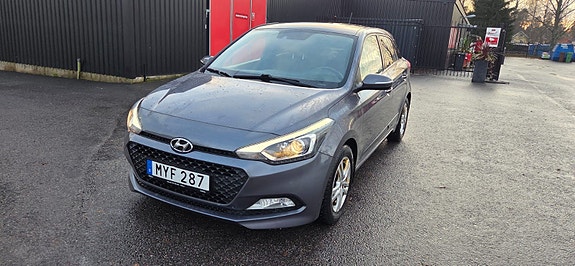 Hyundai i20 2 of 5