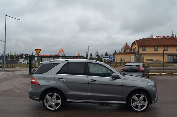 Mercedes-Benz ML350 8 of 24