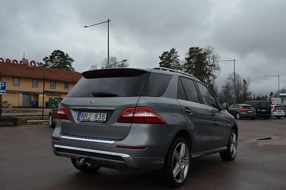 Mercedes-Benz ML350 7 of 24