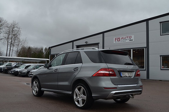 Mercedes-Benz ML350 5 of 5