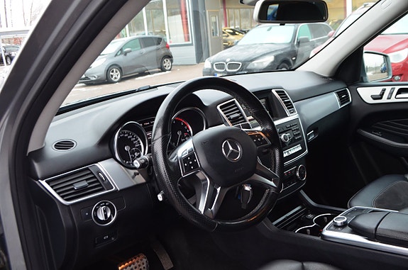 Mercedes-Benz ML350 19 of 24