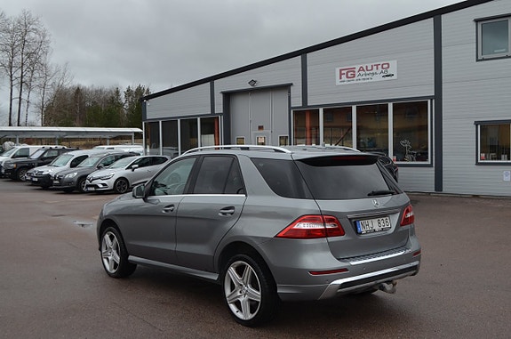 Mercedes-Benz ML350 4 of 5