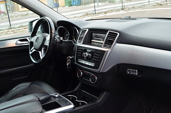Mercedes-Benz ML350 18 of 24