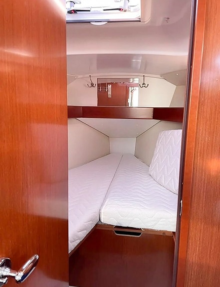 Beneteau Oceanis 31 8 of 22