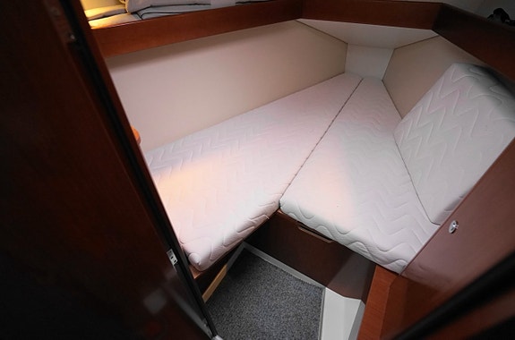 Beneteau Oceanis 31 9 of 22