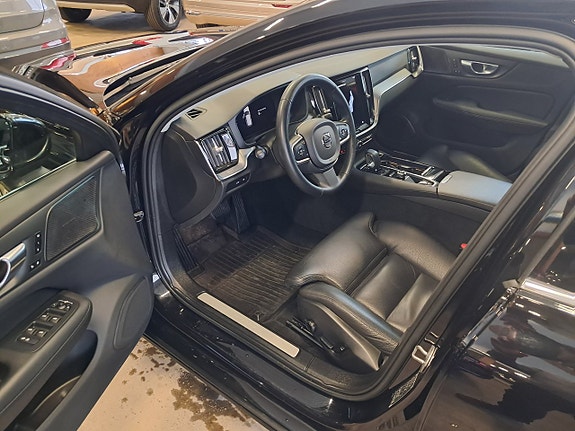 Volvo V60 2 of 7