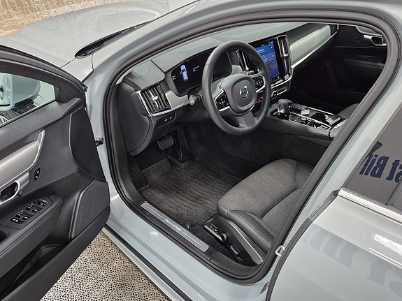 Volvo V90 2 of 12