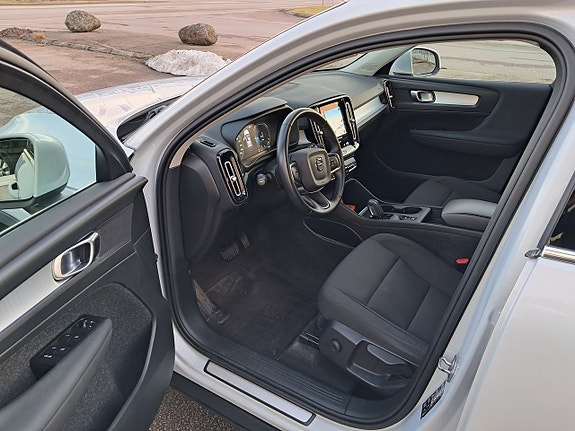 Volvo XC40 2 of 5