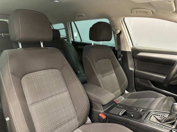 Volkswagen Passat 12 of 17
