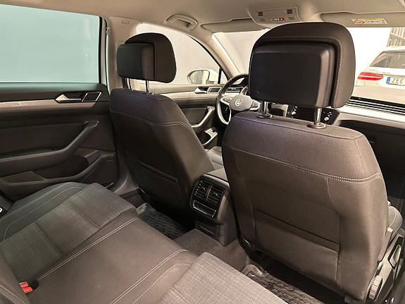 Volkswagen Passat 15 of 17