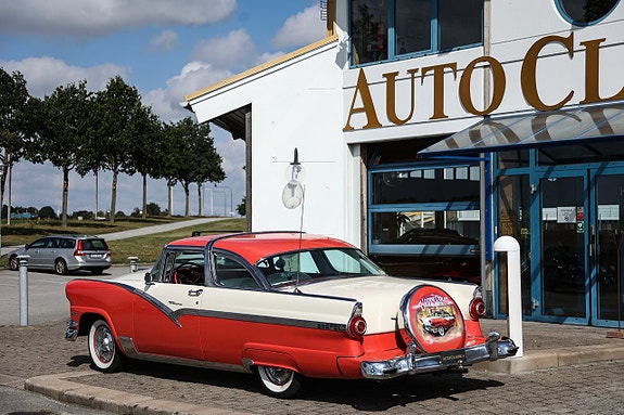 Ford Fairlane 4 of 14