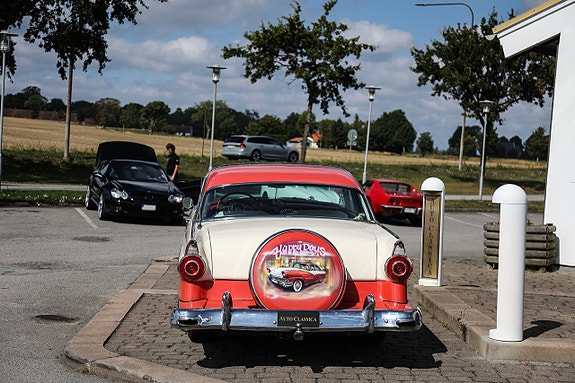 Ford Fairlane 5 of 14
