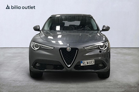 Alfa Romeo Stelvio 2 of 5