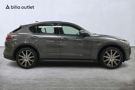 Alfa Romeo Stelvio 4 of 5
