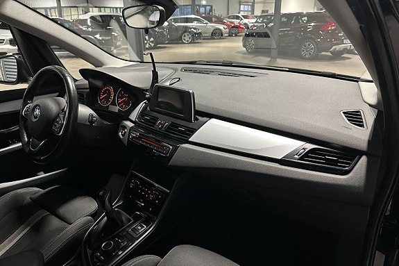 BMW 218 9 of 17