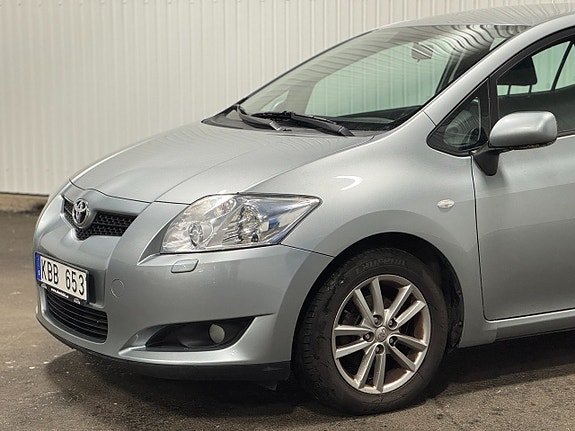 Toyota Auris 2 of 5