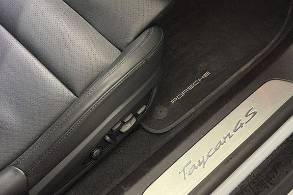 Porsche Taycan 4S 14 of 30