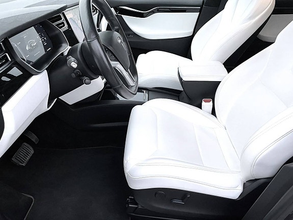 Tesla Model X 7 of 9