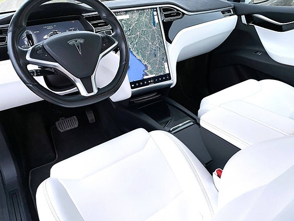 Tesla Model X 4 of 5