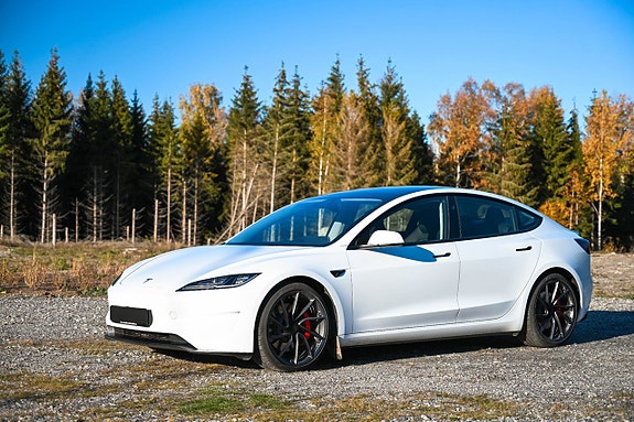 Tesla Model 3 4 of 5