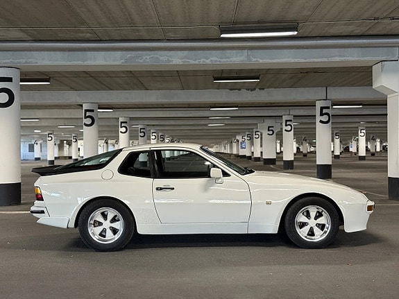 Porsche 944