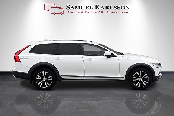 Volvo V90 Cross Country 2 of 5